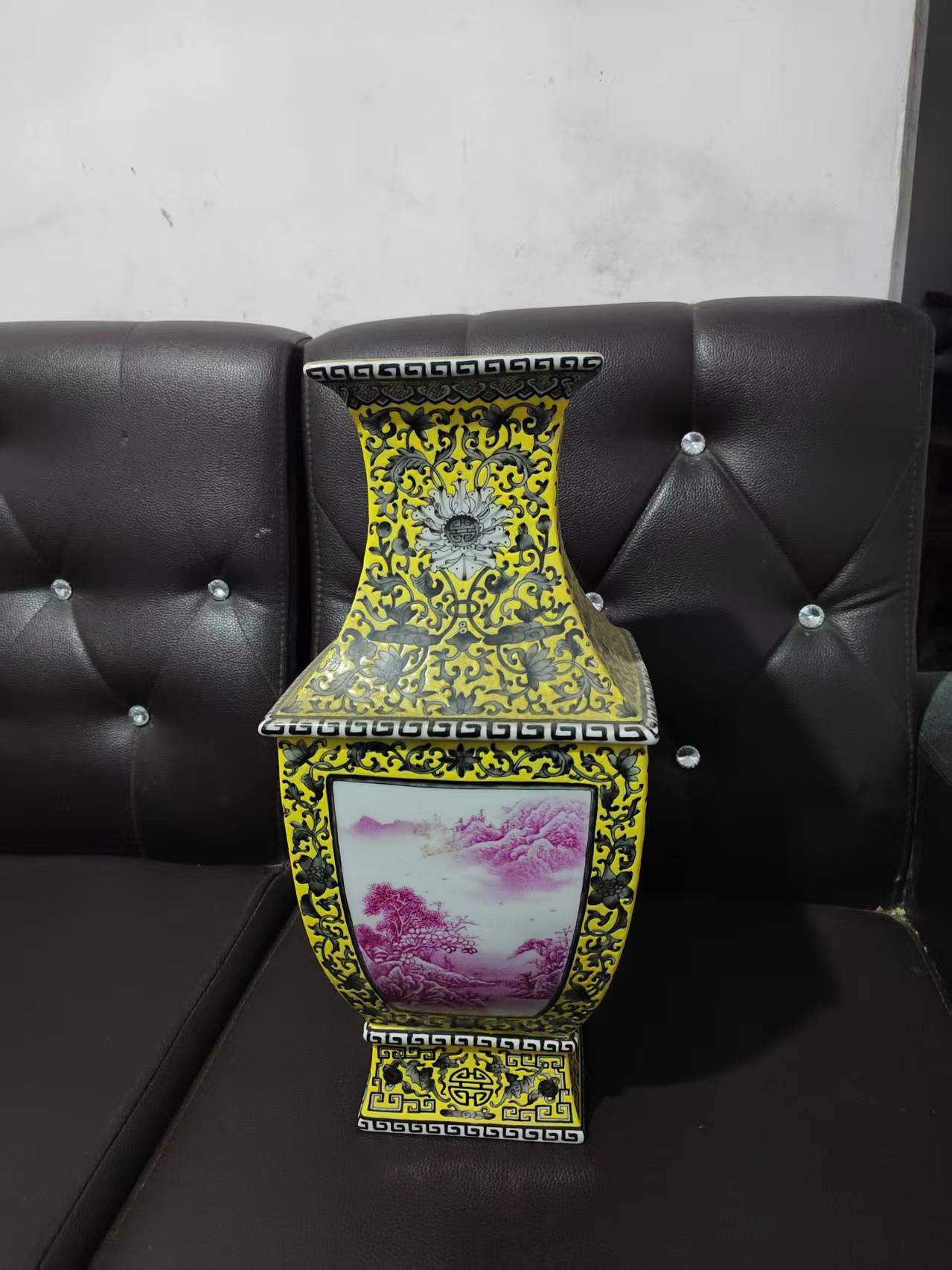 090112徐顺斌珐琅彩山水纹方瓶